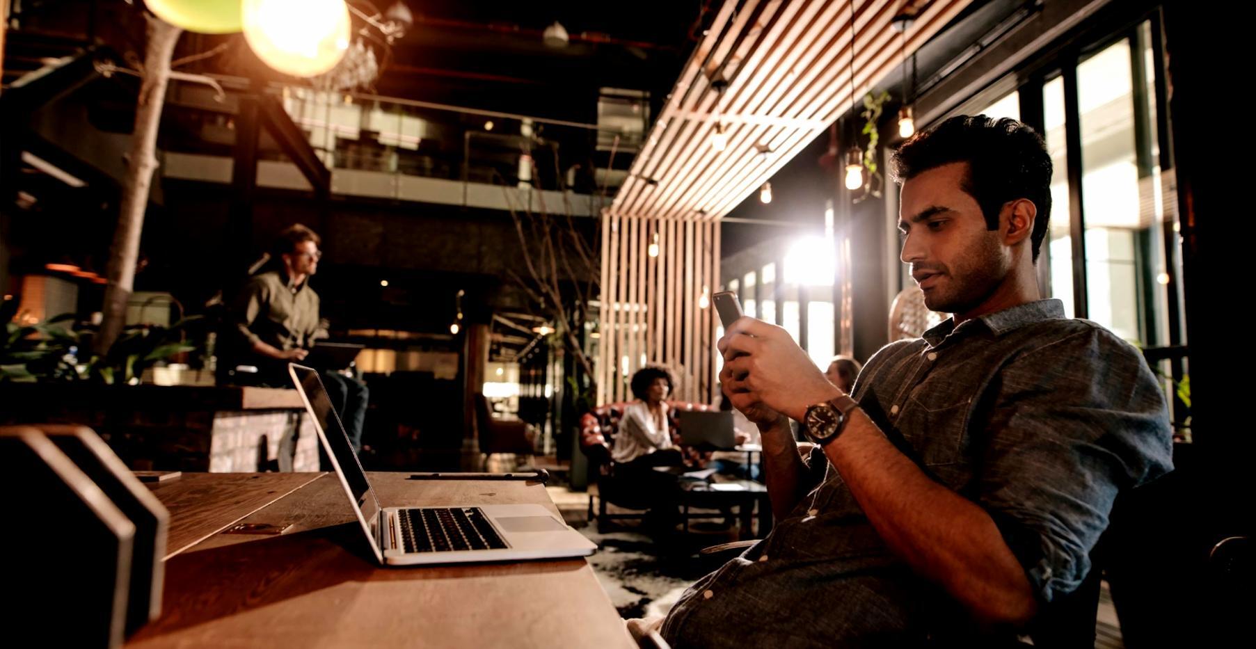 Profesional trabajando en estrategias de posicionamiento orgánico