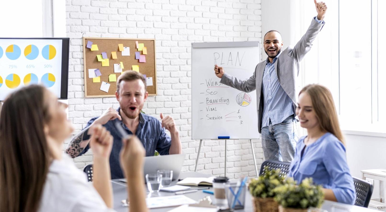 Equipo profesional colaborando en formación empresarial