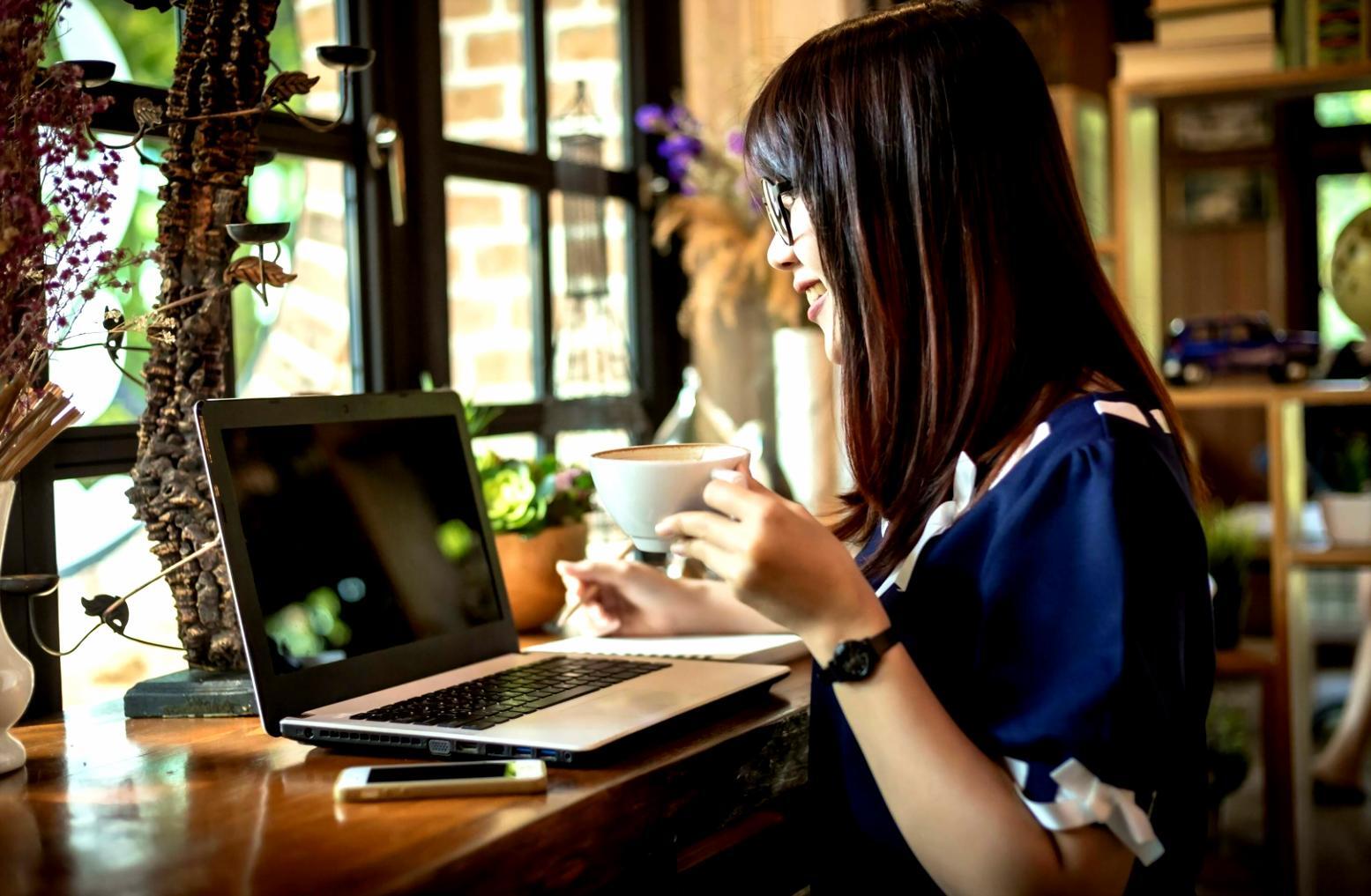 Equipo profesional trabajando en estrategias de crecimiento orgánico